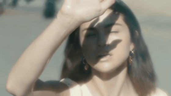 Clip "Fetish" : Selena Gomez prend la pose au soleil
