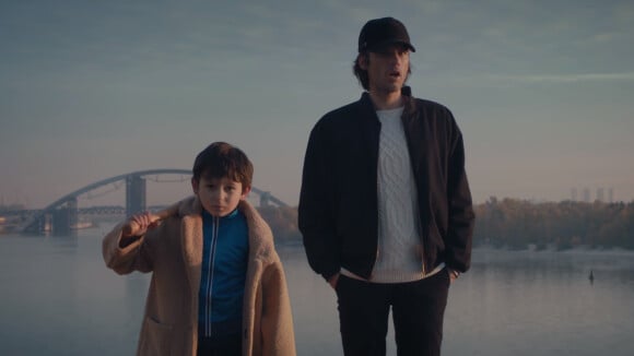 Clip "Tout va bien" : Orelsan protège un enfant des coups durs de la vie