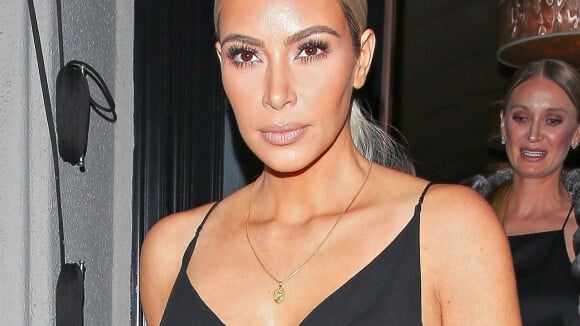 Kim Kardashian ultra sexy : sa robe montre tout à cause des flashs des photographes 🙈
