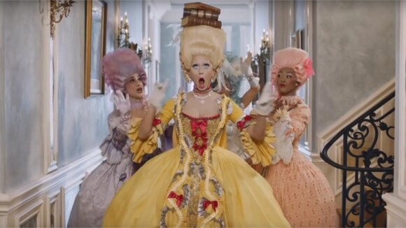 Clip "Hey Hey Hey" : Katy Perry se prend pour Marie Antoinette et c'est délirant