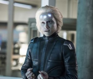 Supergirl saison 3 : Brainiac 5 sur une photo de l'épisode 10
