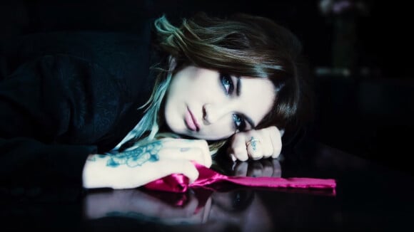 Clip "Heaven" : Julia Michaels devient croqueuse d'hommes pour "50 nuances plus claires" ?