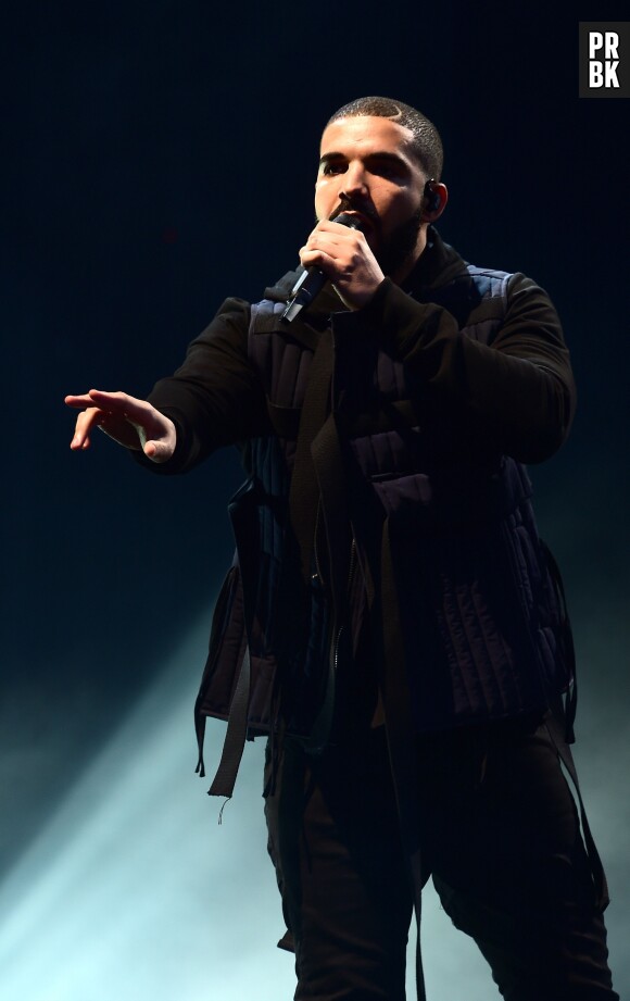 Drake offre 50 000 dollars à une étudiante et paie les courses d'un supermarché