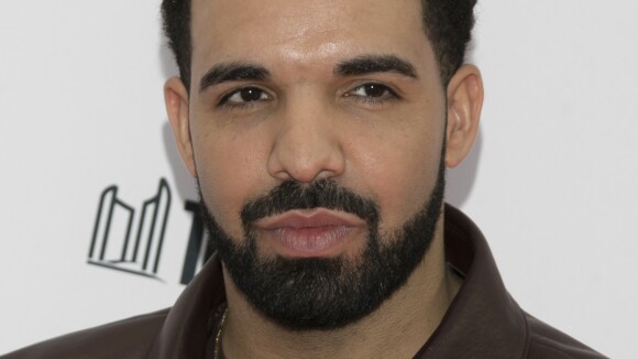 Drake offre 50 000 dollars à une étudiante et paie les courses à un supermarché entier