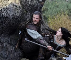 Kristen Stewart et Chris Hemsworth dans Blanche-Neige et le Chasseur