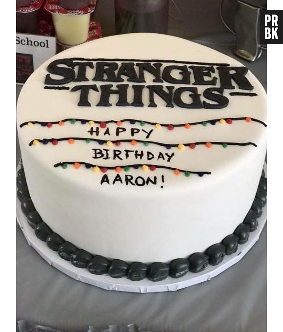 Stranger Things : les amis d'un fan de la série le laissent seul à son anniversaire, Millie Bobby Brown et d'autres acteurs du casting lui envoient des messages de soutien !