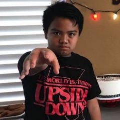 Seul pour son anniv, ce fan de Stranger Things se fait consoler par Millie Bobby Brown et le cast ❤️