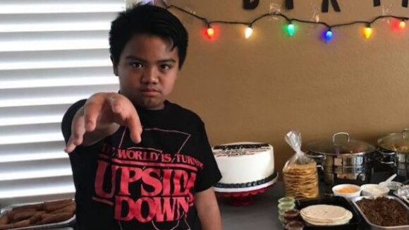 Seul pour son anniv, ce fan de Stranger Things se fait consoler par Millie Bobby Brown et le cast ❤️