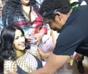 Cardi B enceinte au concert de Beyoncé à Coachella : Jay Z la félicite pour sa grossesse.
