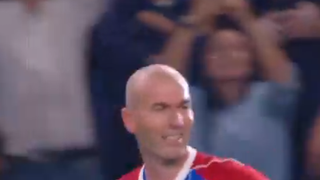Zinédine Zidane régale les téléspectateurs et les internautes lors du match France 98 vs Fifa 98