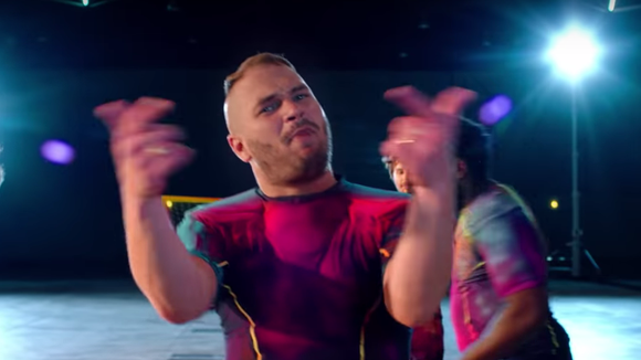Clip "Fais-moi la passe" : Jul prêt à marquer pour la Coupe du Monde 2018