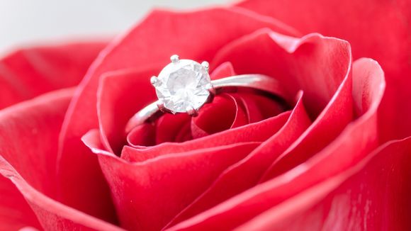 Après son "non" à la demande en mariage sur les Champs-Elysées, elle se fait insulter et harceler