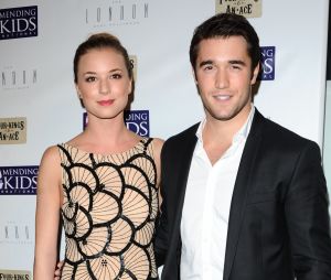 Ces couples formés sur le tournage d'un série : Emily VanCamp et Josh Bowman de Revenge