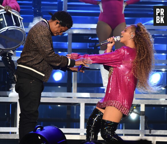 Beyoncé et Jay Z suivis par un fan sur scène : le concert panique dévoilé en vidéos !
