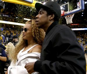 Beyoncé et Jay Z suivis par un fan sur scène : le concert panique dévoilé en vidéos !