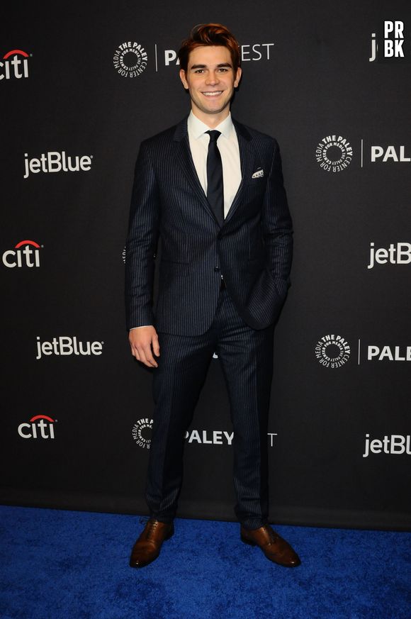 Riverdale : KJ Apa et Camila Mendes racontent leurs histoires les plus WTF avec des fans.