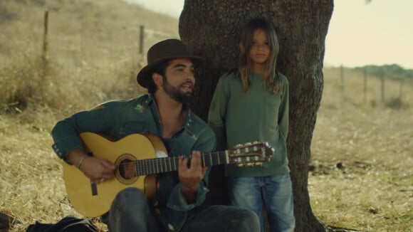 Clip "Tiago" : Kendji Girac rend hommage à son petit cousin à travers une bal(l)ade complice