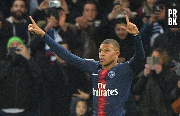 Kylian Mbappé débarque chez des fans pour jouer à FIFA