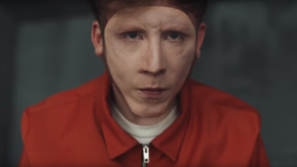 Clip "Random" : Eddy de Pretto masque son vrai visage pour retrouver la liberté