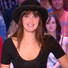 Charlotte Le Bon … Regardez son strip-tease et ses insultes en direct (vidéo)