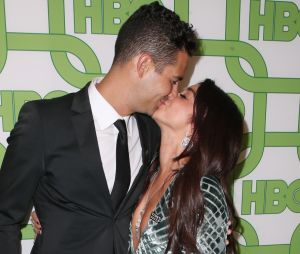 Sarah Hyland (Modern Family) : son fiancé Wells Adams réagit aux critiques sur leurs fiançailles.