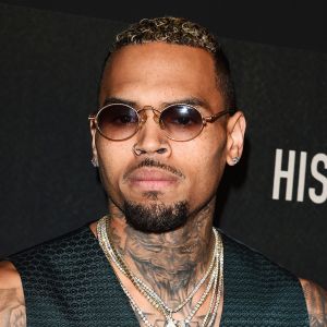 Chris Brown accusé de viol et placé en garde à vue à Paris ? Une enquête aurait été ouverte.