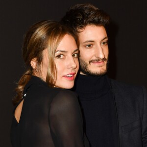 Pierre Niney bientôt papa une deuxième fois : sa chérie Natasha Andrews est enceinte.