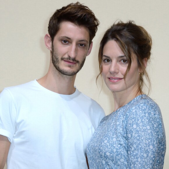 Pierre Niney bientôt papa une deuxième fois : sa chérie Natasha Andrews est enceinte.