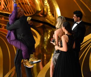 Spike Lee saute dans les bras de Samuel L. Jackson après avoir remporté l'Oscar du meilleur scénario adapté pour BlackKklansman