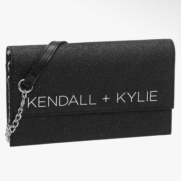 Kylie Jenner et Kendall Jenner pour Deichmann : la pochette Kendall + Kylie à 24,90€.