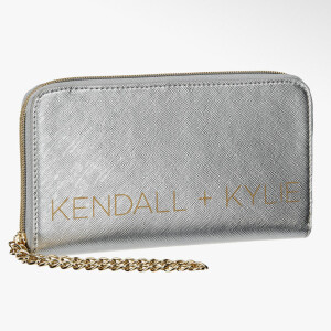 Kylie Jenner et Kendall Jenner pour Deichmann : le porte-monnaie Kendall + Kylie à 14,90€.