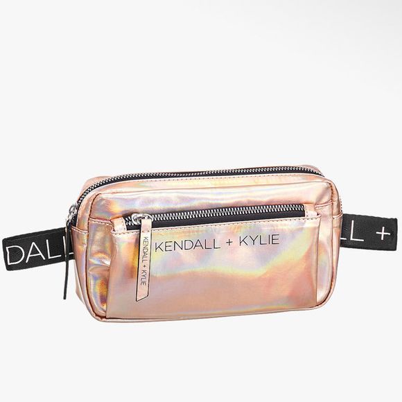 Kylie Jenner et Kendall Jenner pour Deichmann : le sac banane Kendall + Kylie à 19,90€.