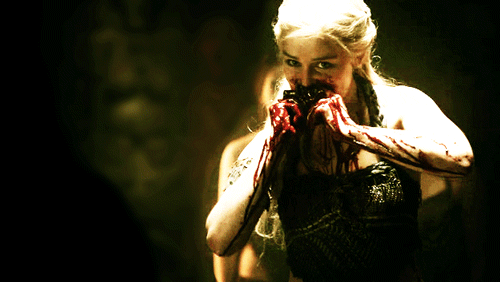 Game of Thrones saison 8 : du faux sang très collant pour Emilia Clarke