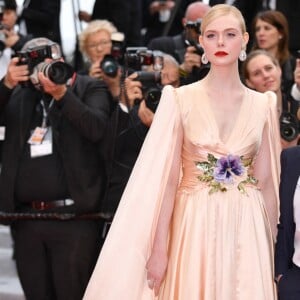 Elle Fanning sur le red carpet, à l'ouverture de la 72ème édition du festival de Cannes