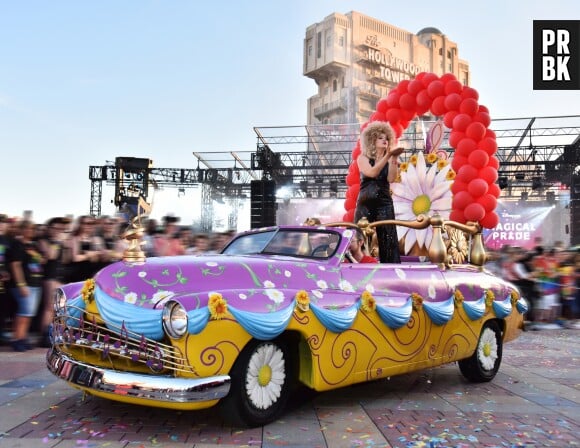 Magical Pride à Disneyland Paris : Corine lors de la parade riche en couleurs