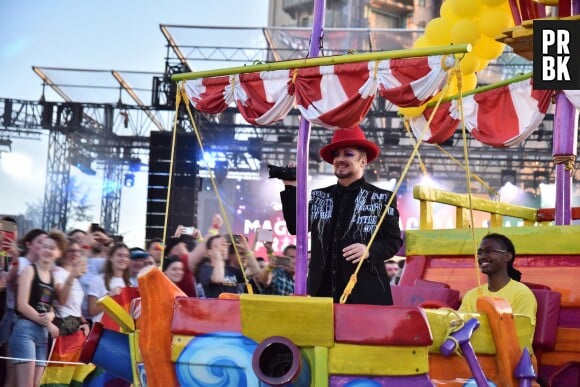Magical Pride à Disneyland Paris : Boy George lors de la parade riche en couleurs