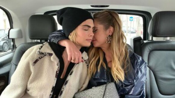 Ashley Benson et Cara Delevingne en couple : elles officialisent avec un langoureux baiser