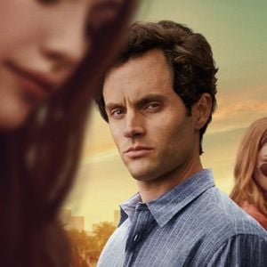 You saison 2 : l'affiche avec Victoria Pedretti, Penn Badgley et Ambyr Childers