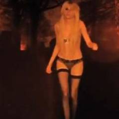 Taylor Momsen ... elle montre ses seins sur scène ... la preuve en vidéo