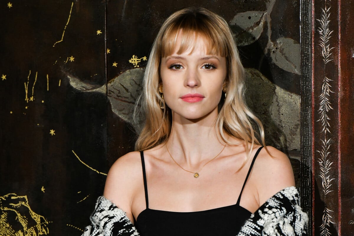 Photo : Angèle, son couple avec une femme révélé par les paparazzi ...