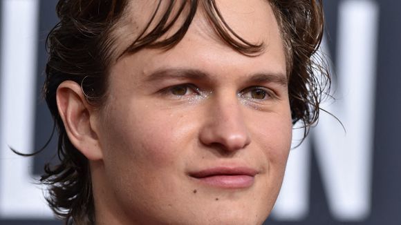 Ansel Elgort pose nu... pour récolter des fonds contre le Coronavirus
