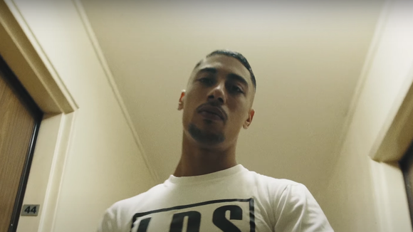 Maes : sa danse dans le clip "Dragovic" moquée et détournée, il réagit