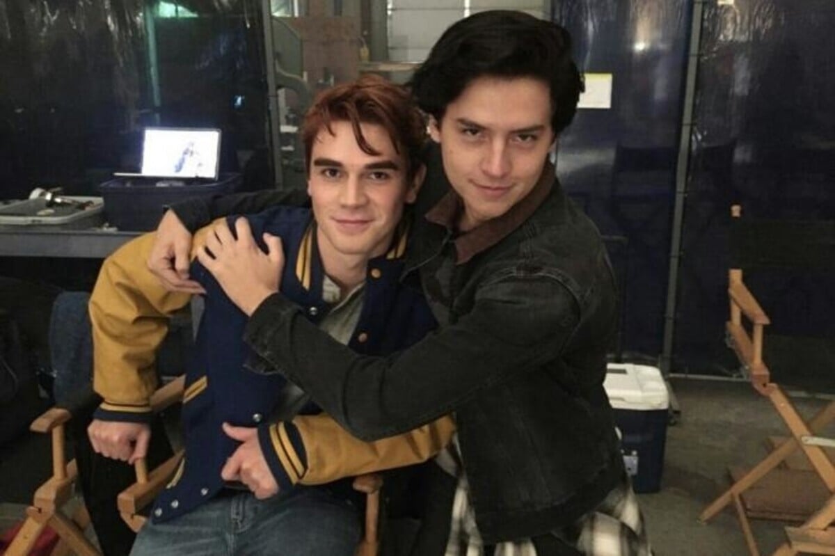 Cole Sprouse séparé de Lili Reinhart ? Il vit sa meilleure vie avec KJ Apa,  Dylan Sprouse raconte - PureBreak