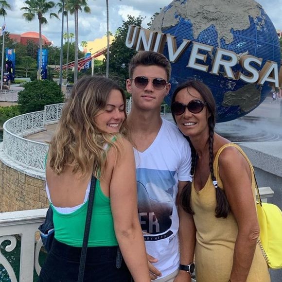 Lou Pernaut, son frère Tom et sa mère Nathalie Marquay