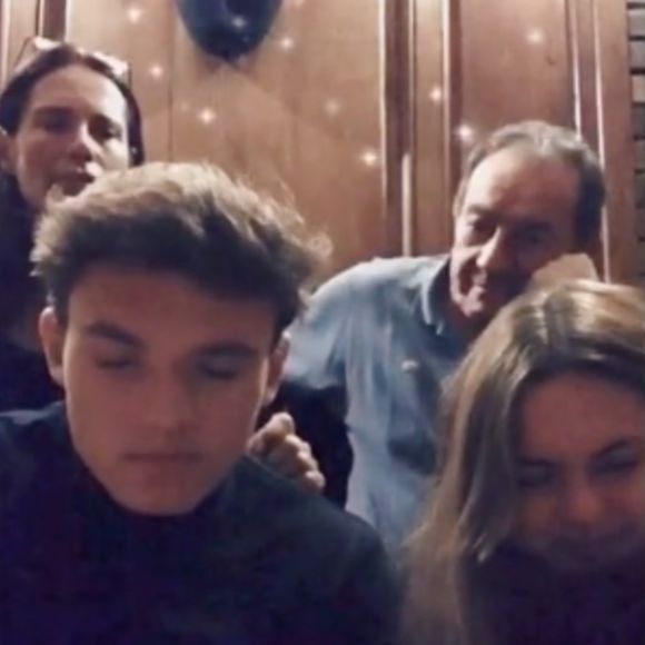 Lou Pernaut avec son frère Tom, sa mère Nathalie Marquay et son père Jean-Pierre Pernaut sur TikTok
