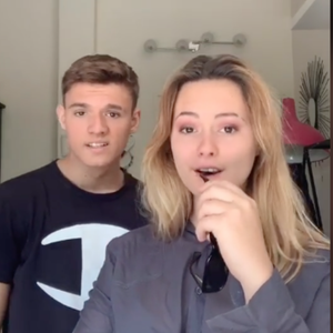 Lou Pernaut avec son frère Tom Pernaut sur TikTok