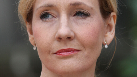 J.K. Rowling encore en pleine tempête : la maman de Harry Potter vante une boutique jugée transphobe