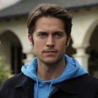 Lucas Bravo (Emily in Paris) : qui est le beau Gabriel dans la série Netflix ?