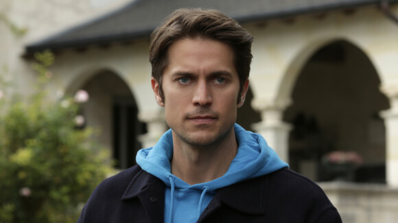Lucas Bravo (Emily in Paris) : qui est le beau Gabriel dans la série Netflix ?