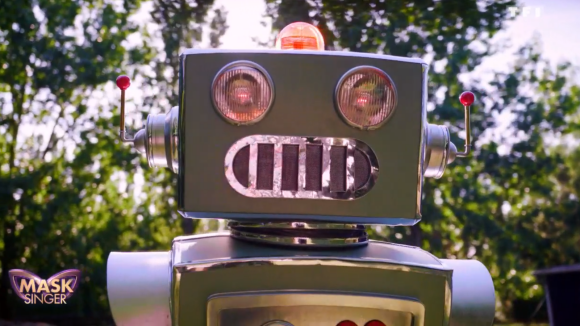 Mask Singer 2 : quelle célébrité est le robot ? Les indices sur son identité (Mise à jour)